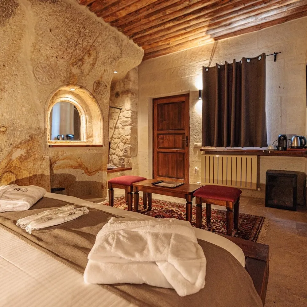 King Cave Room