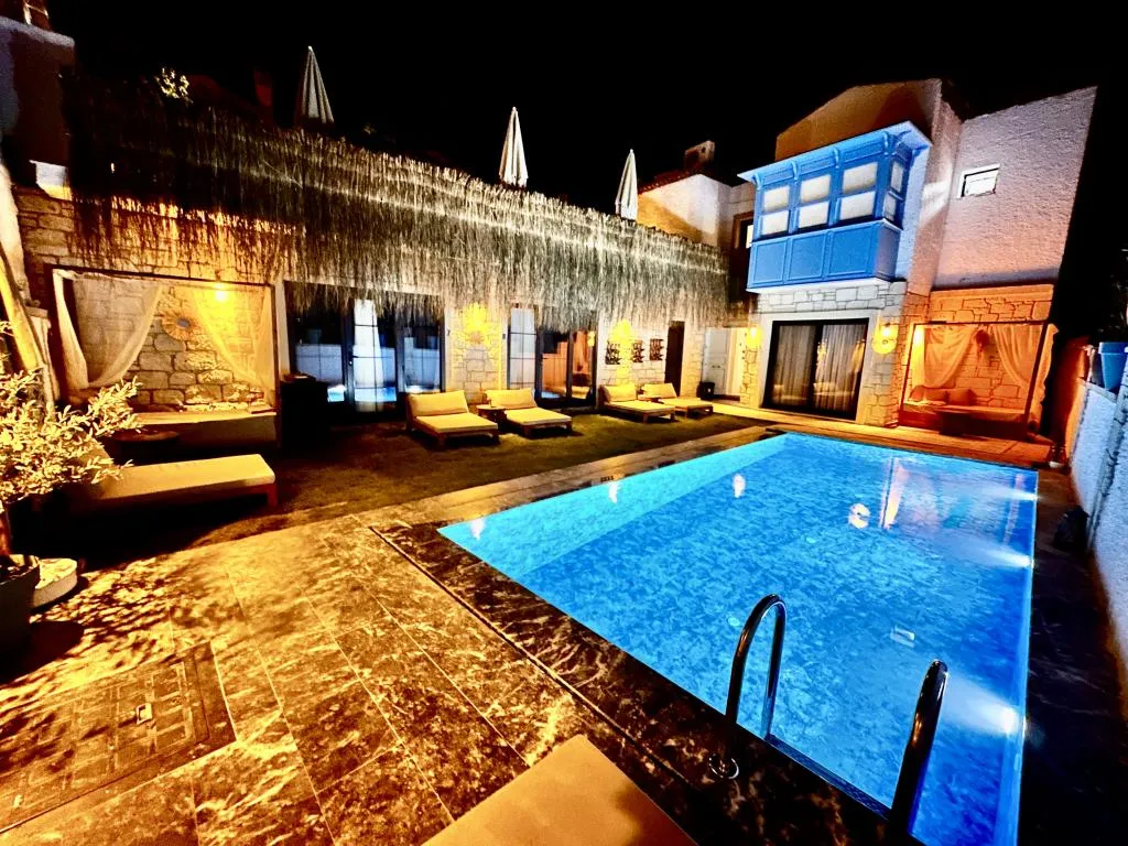 Cumbalı Deluxe Suit Oda 4 Kişilik,Havuz veya Bahçe Manzaralı,2. Kat