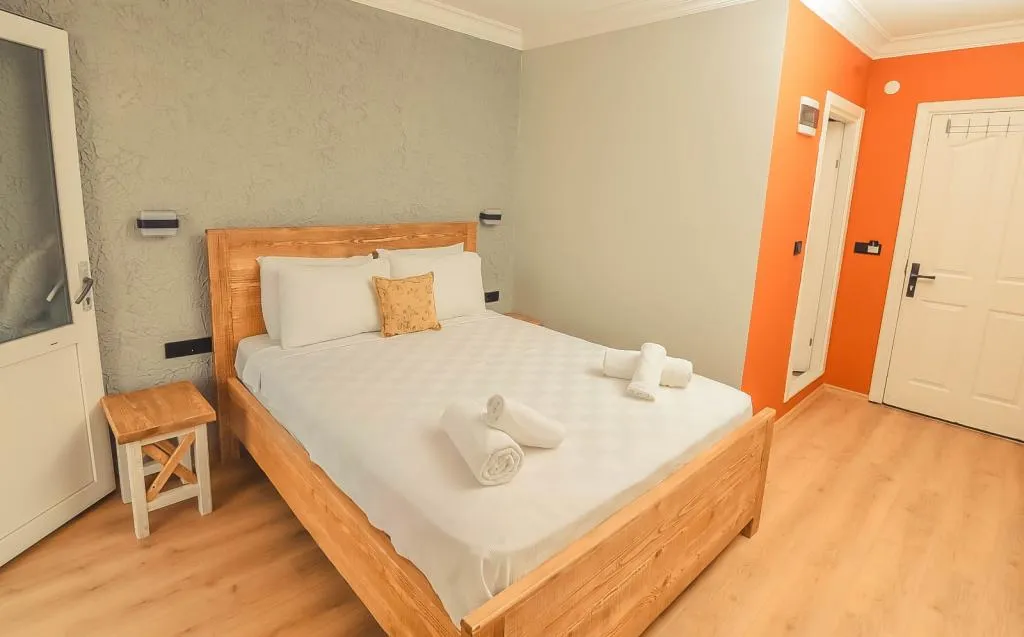Deluxe Oda,Bahçe Manzaralı,2. Kat Balkonlu