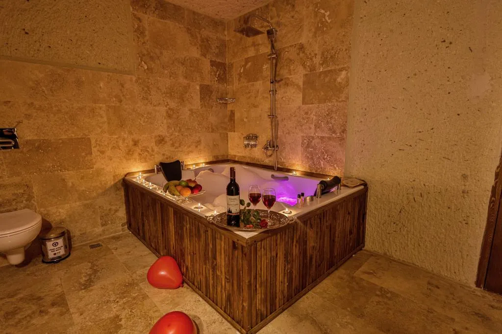 jakuzılı Cave Room 201 