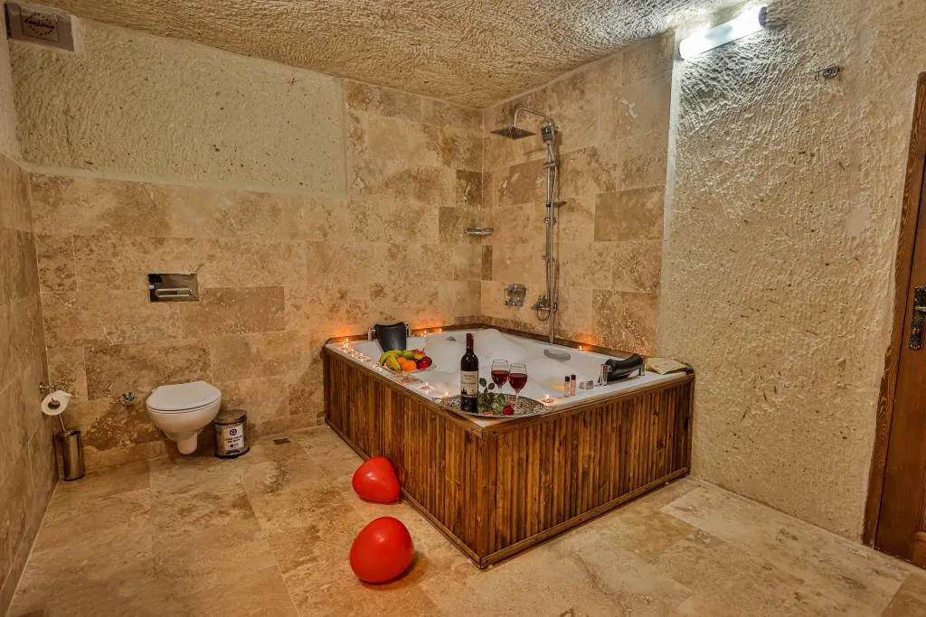 jakuzılı Cave Room 201 