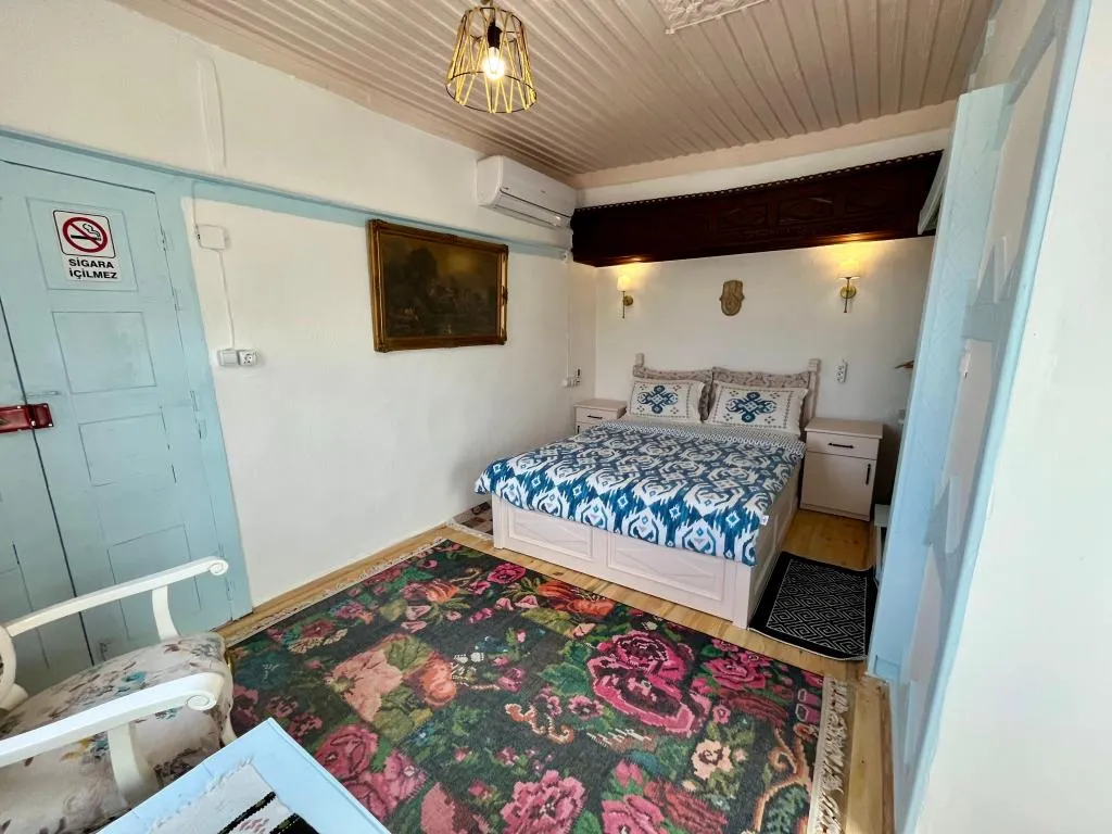 Çift Kişilik,Simge Yapı Manzaralı