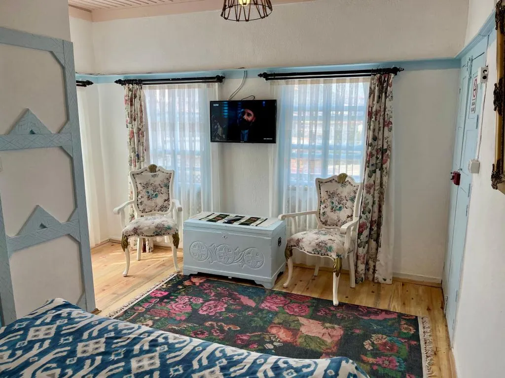 Çift Kişilik,Simge Yapı Manzaralı