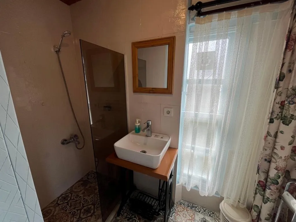 Çift Kişilik,Simge Yapı Manzaralı