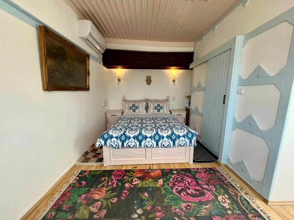 Çift Kişilik,Simge Yapı Manzaralı