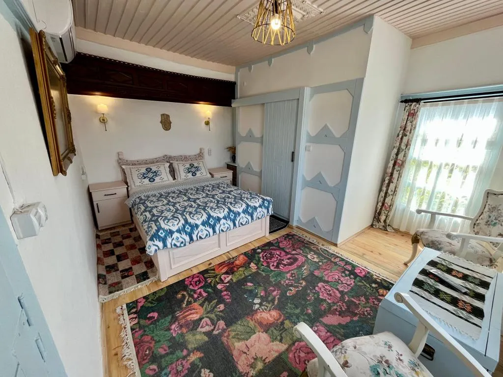 Üst Kat (Manzaralı) 20m2 - Çift Kişilik Yatak - Split Klima - Lcd Tv - WiFi - 24 saat Sıcak su