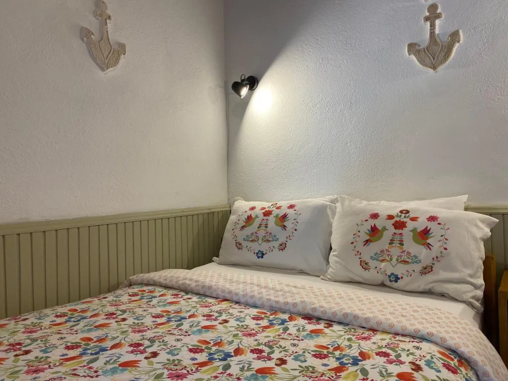Alt Kat (Manzarasız) 15m2 - Çift Kişilik Yatak - Split Klima - Lcd Tv - WiFi - 24 saat Sıcak su