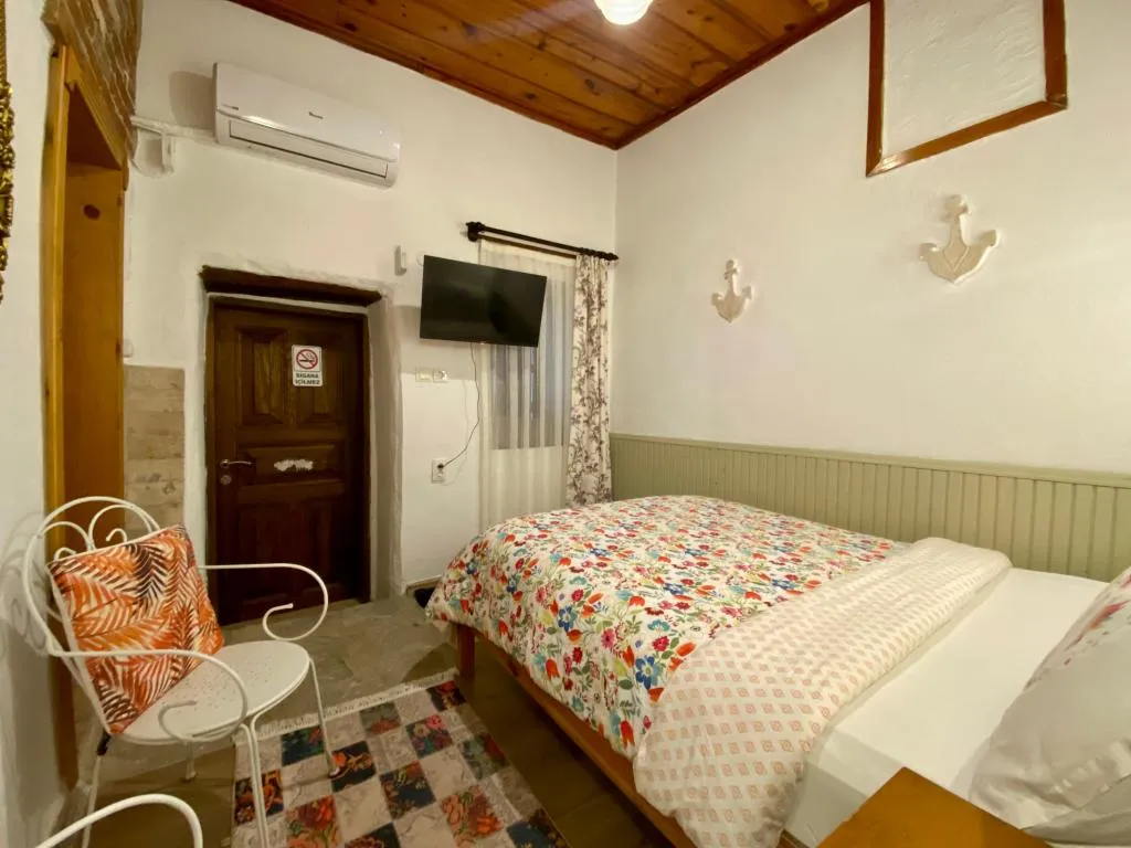 Alt Kat (Manzarasız) 15m2 - Çift Kişilik Yatak - Split Klima - Lcd Tv - WiFi - 24 saat Sıcak su