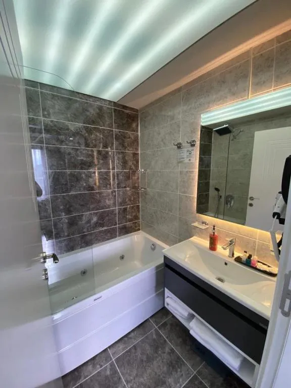 DENİZ MANZARALI DELUXE AİLE ODASI