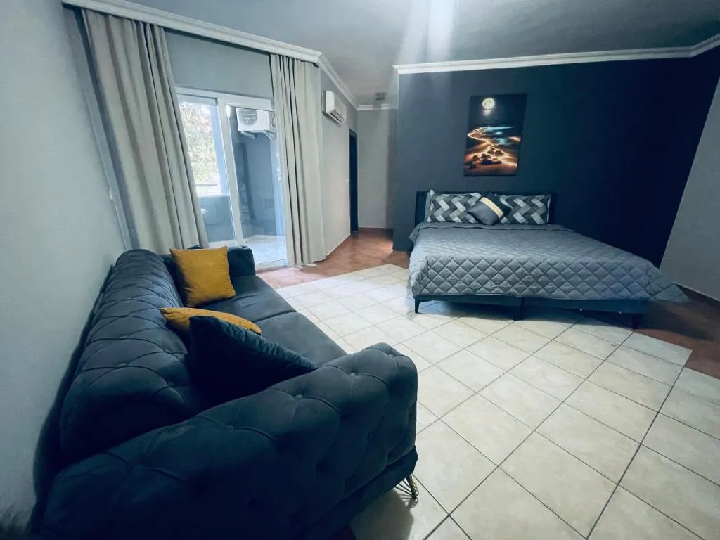 Aile Odası 5 Kişilik,Havuz veya Bahçe Manzaralı,Balkonlu