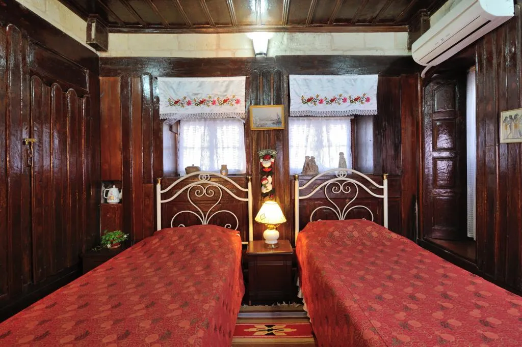 Bezm-i Alem,Avlu Manzaralı