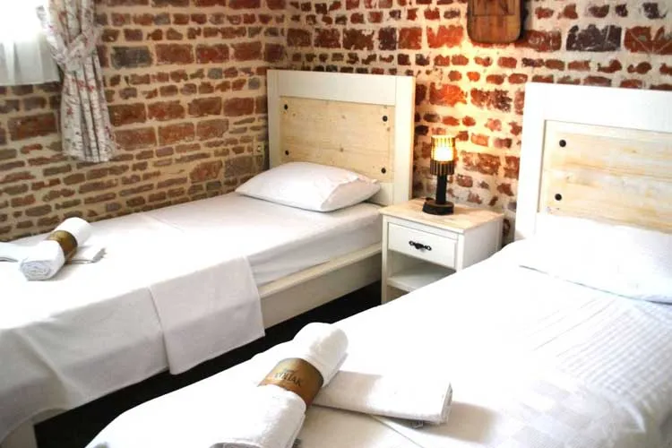 Twin Room,Kara Manzaralı