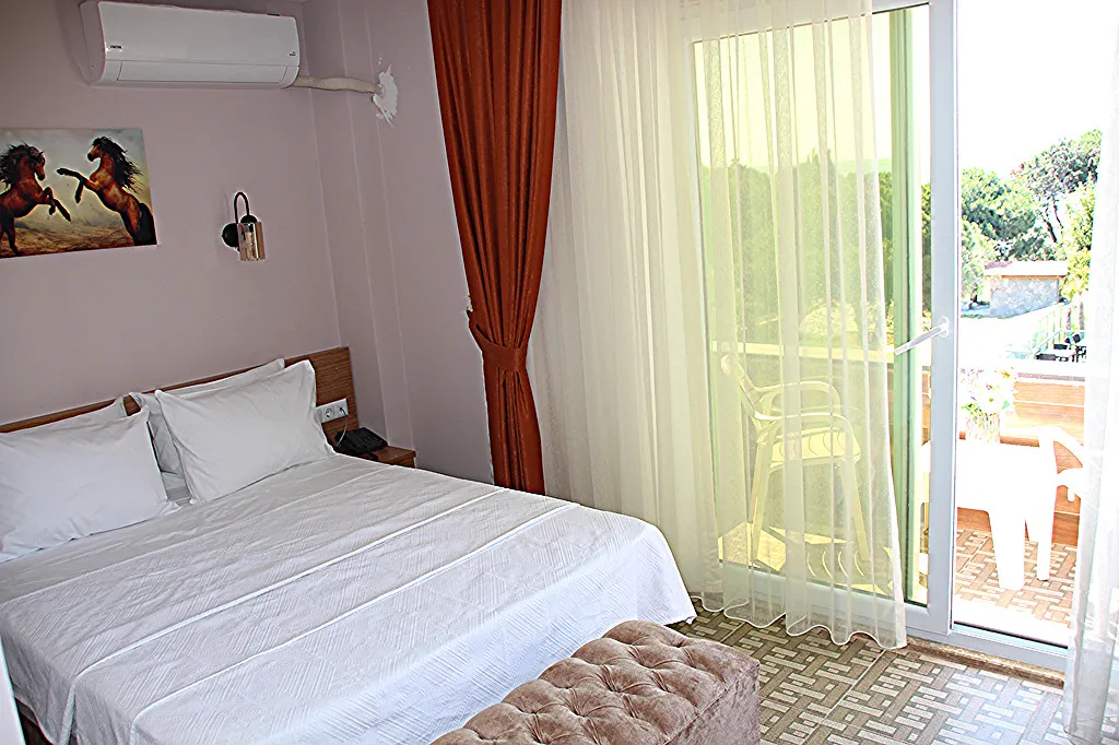 DELUXE HAVUZ MANZARALI ODA