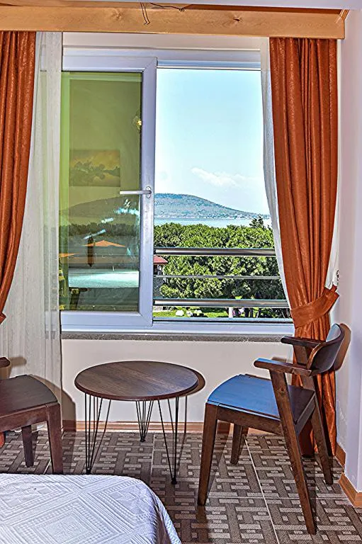 SUITE DENIZ VE HAVUZ MANZARALI ODA