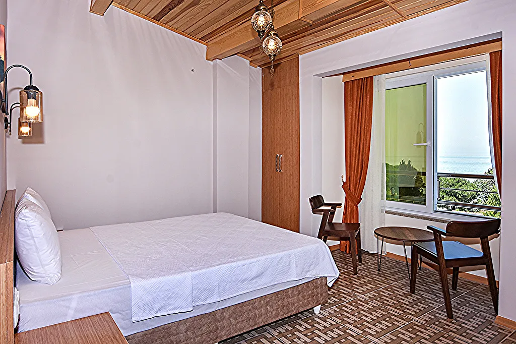 SUITE DENIZ VE HAVUZ MANZARALI ODA