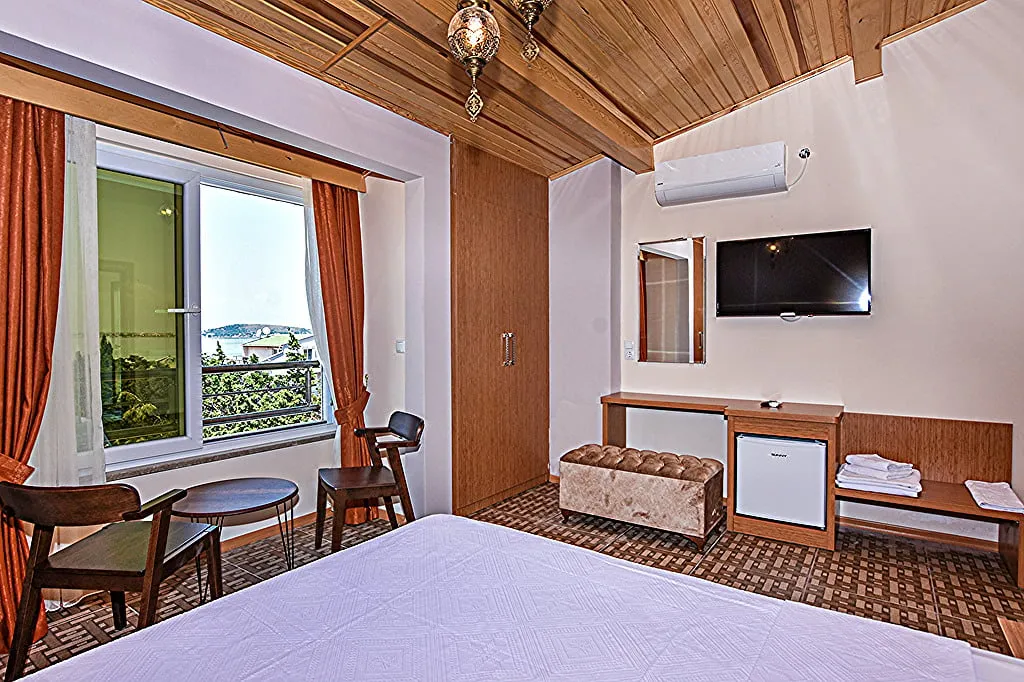 SUITE DENIZ VE HAVUZ MANZARALI ODA