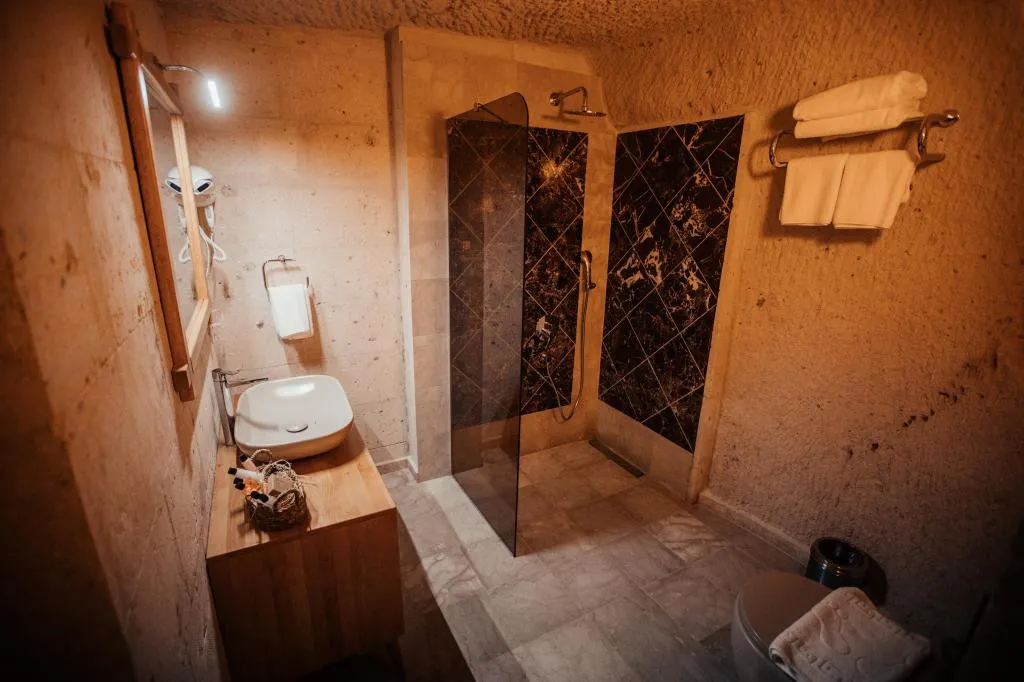 Royal Cave Suite