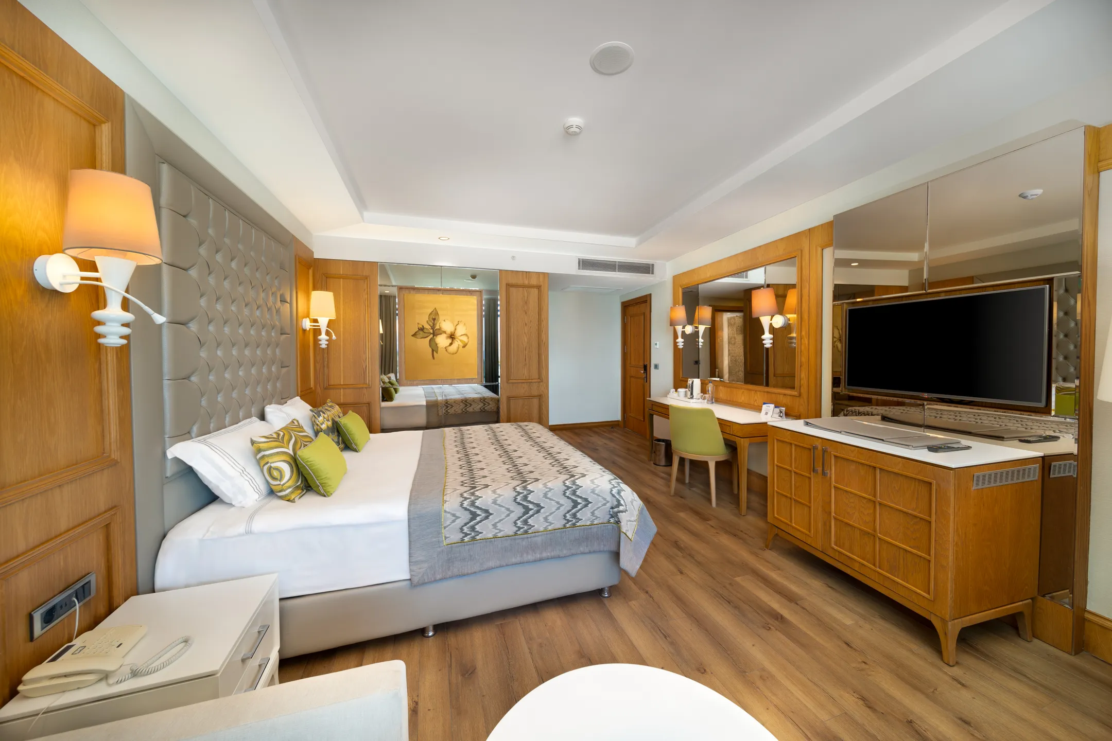Deluxe Suit Kara Ve Golf Manzaralı Oda