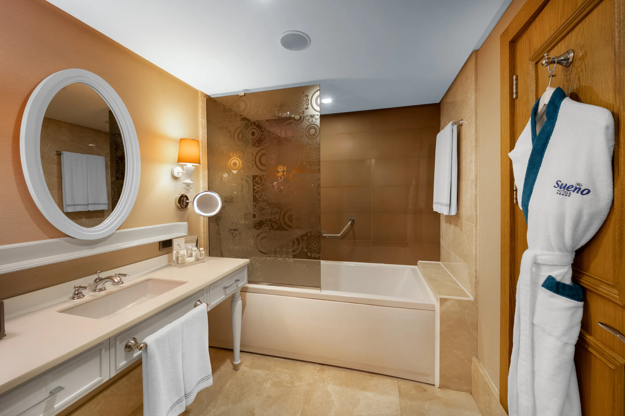 Deluxe Suit Kara Ve Golf Manzaralı Oda