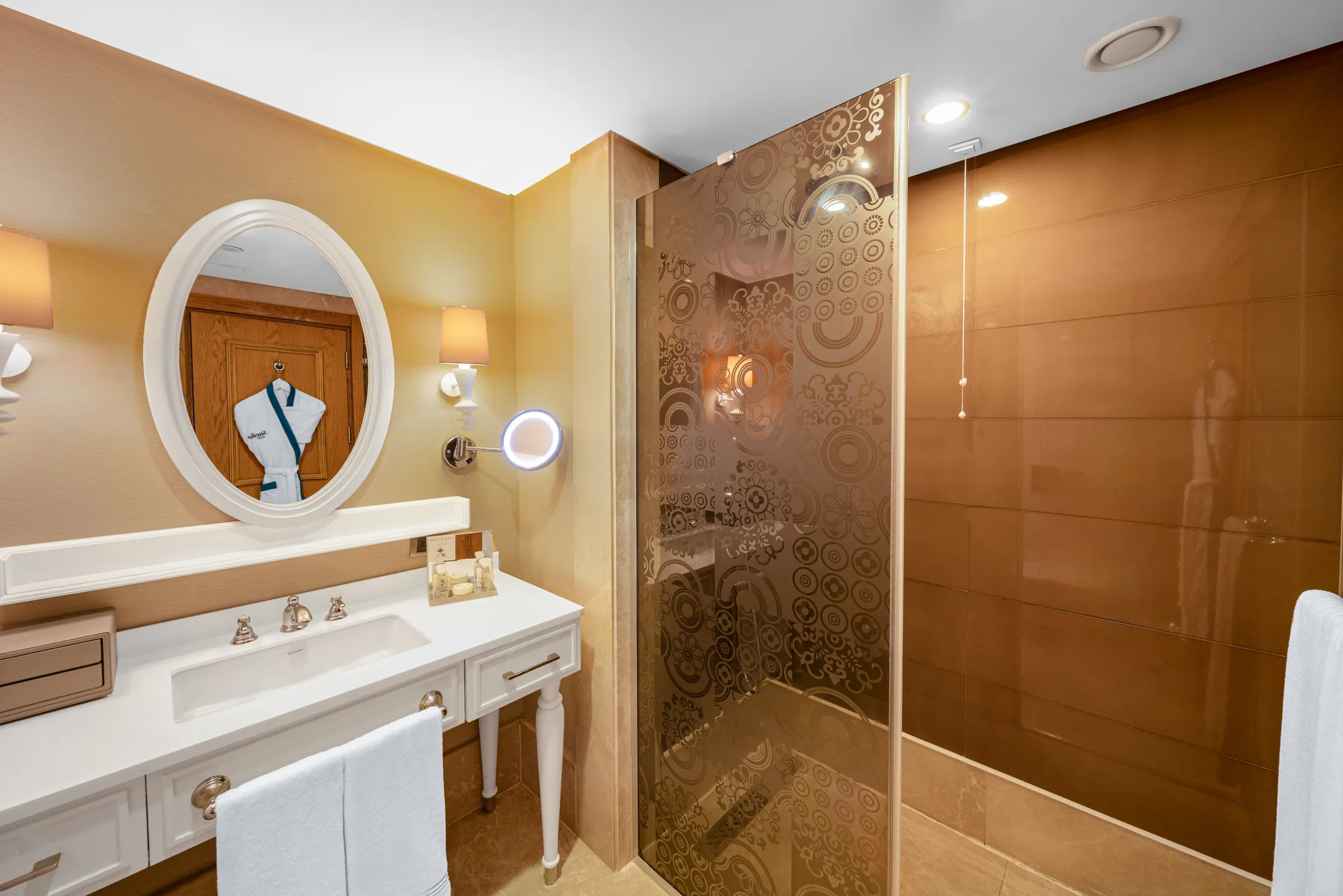 Deluxe Suit Kara Ve Golf Manzaralı Oda