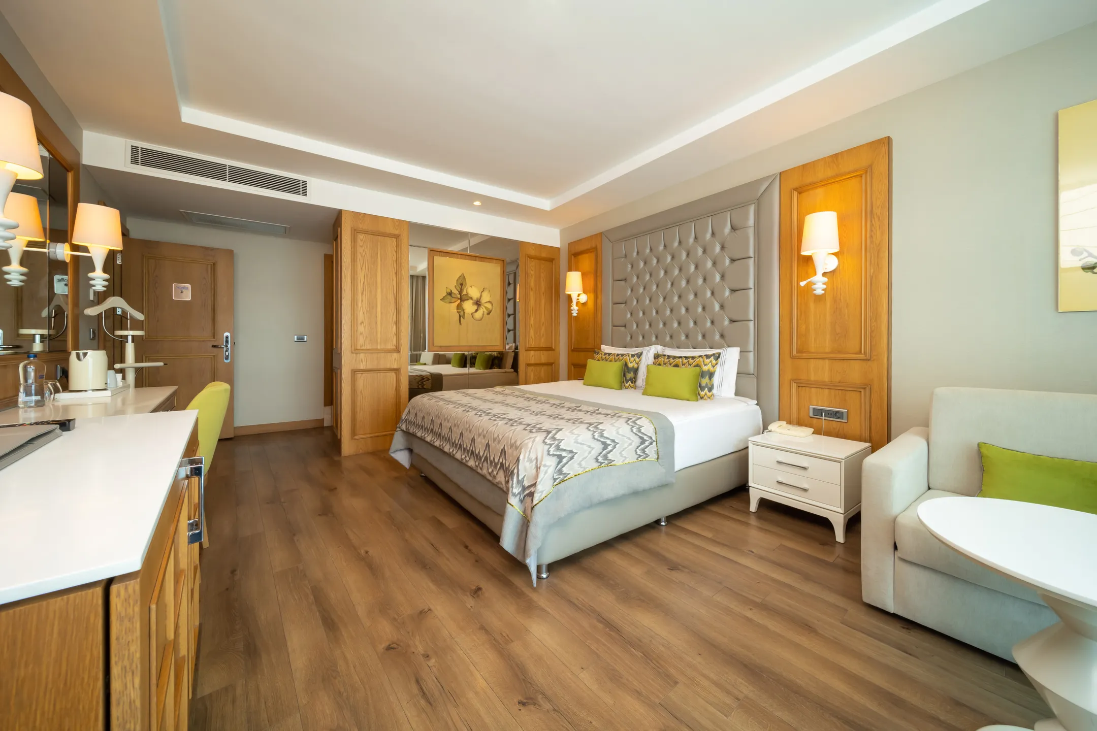 Deluxe Suit Kara Ve Golf Manzaralı Oda