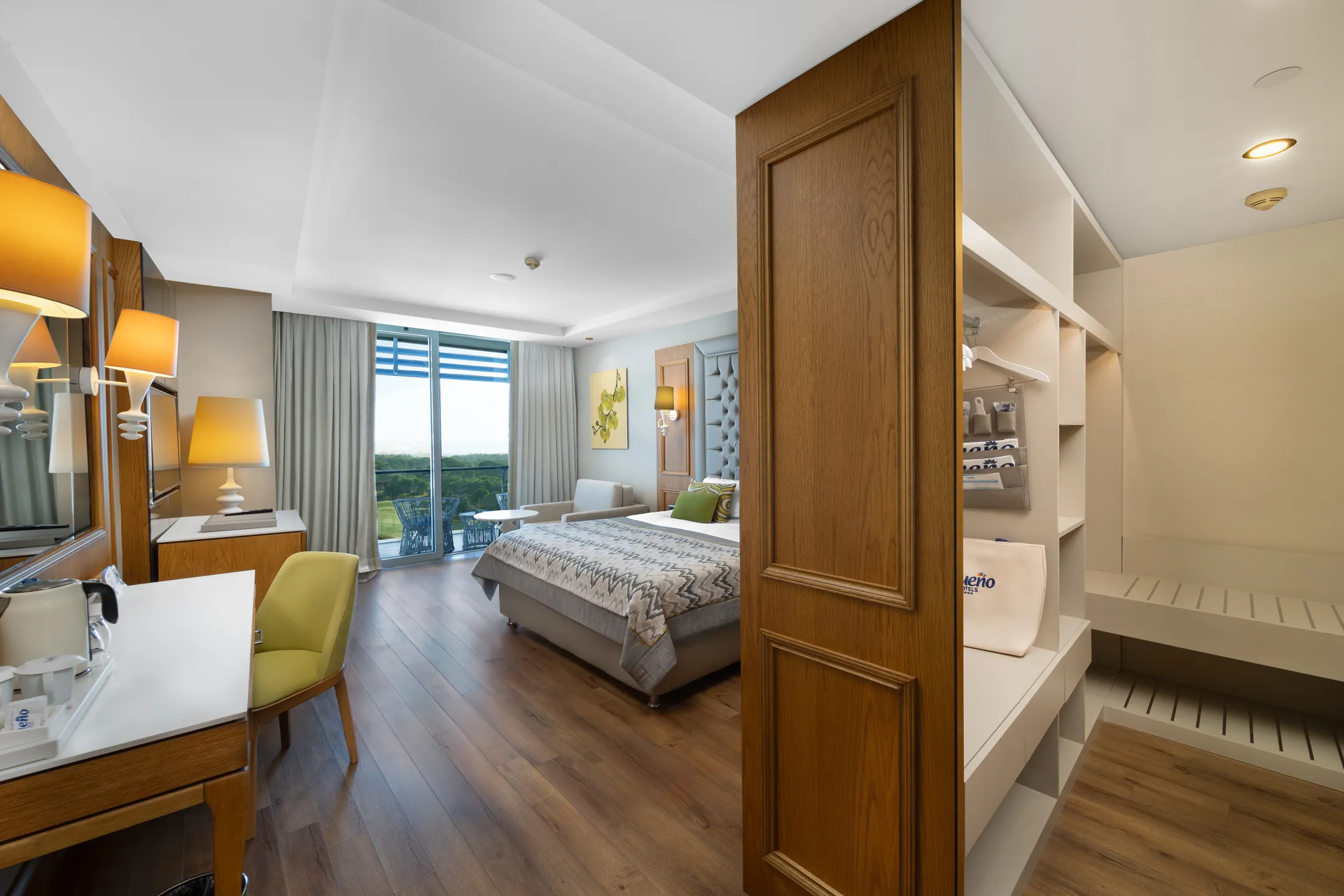 Deluxe Suit Kara Ve Golf Manzaralı Oda