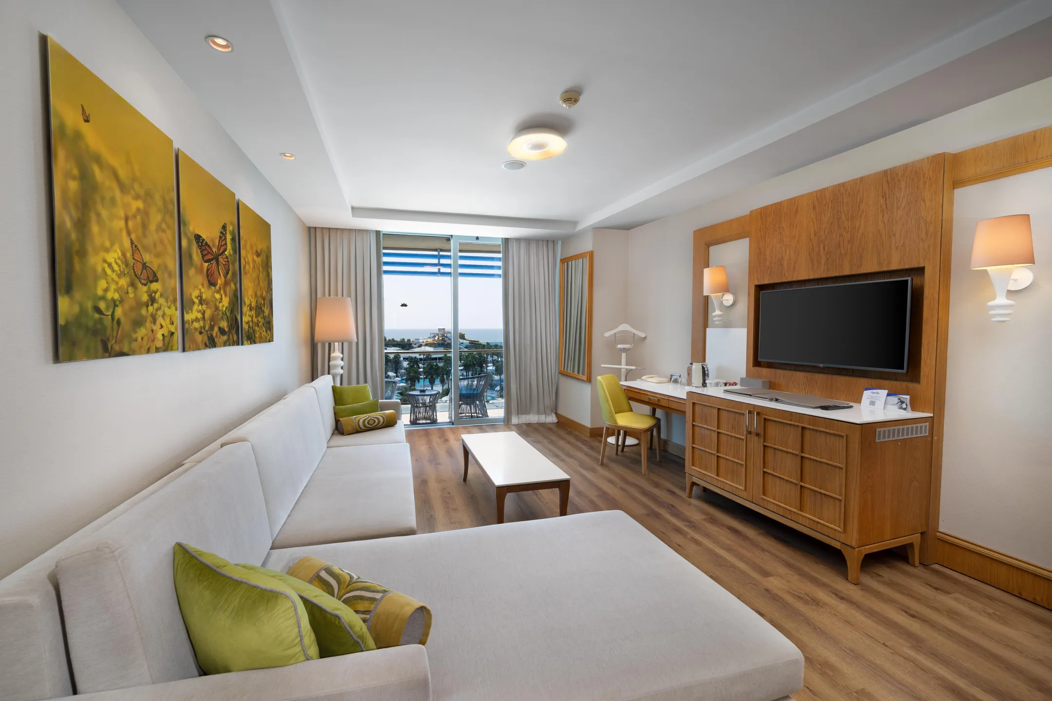 Deluxe Suit Deniz Manzaralı Oda