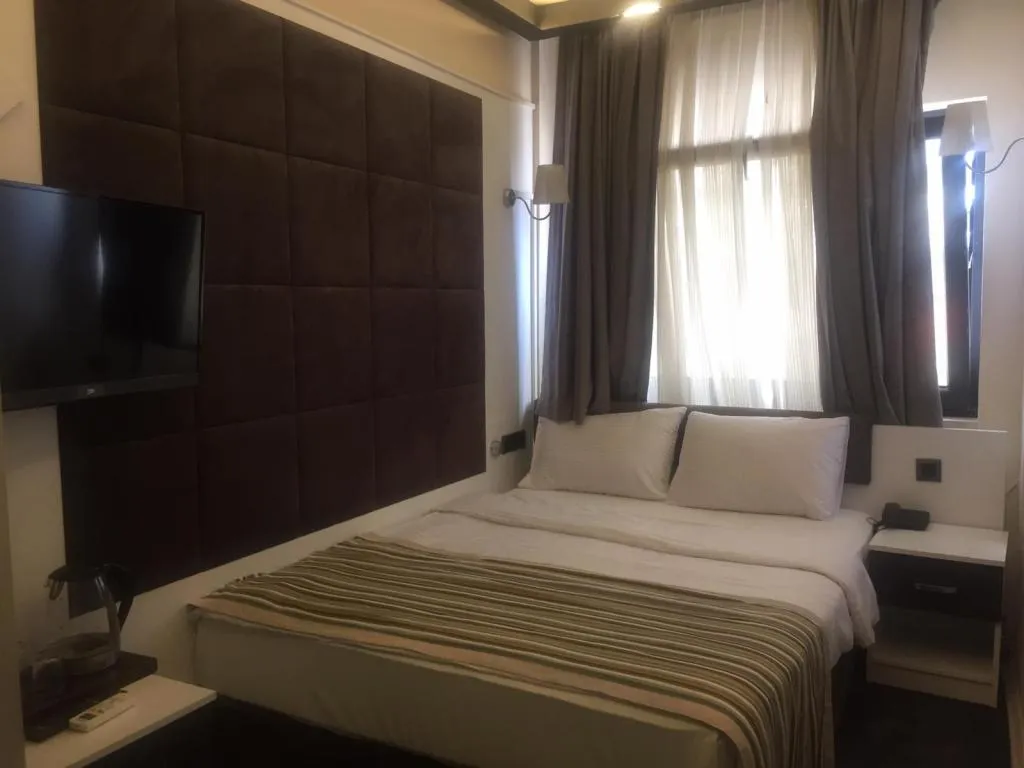 Çift Kişilik,Sokak Manzaralı