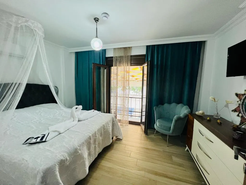 Suite,Deniz ve Bahçe Manzaralı,Fransız Balkonlu