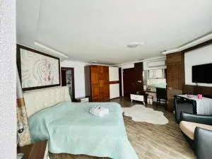 Ellawillasuit House