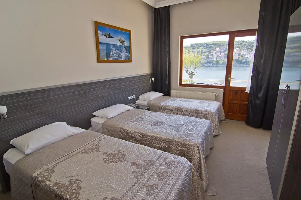 Deniz Manzaralı 3 Kişilik Oda