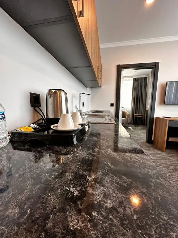 Suite,Kara Manzaralı,Mutfaklı