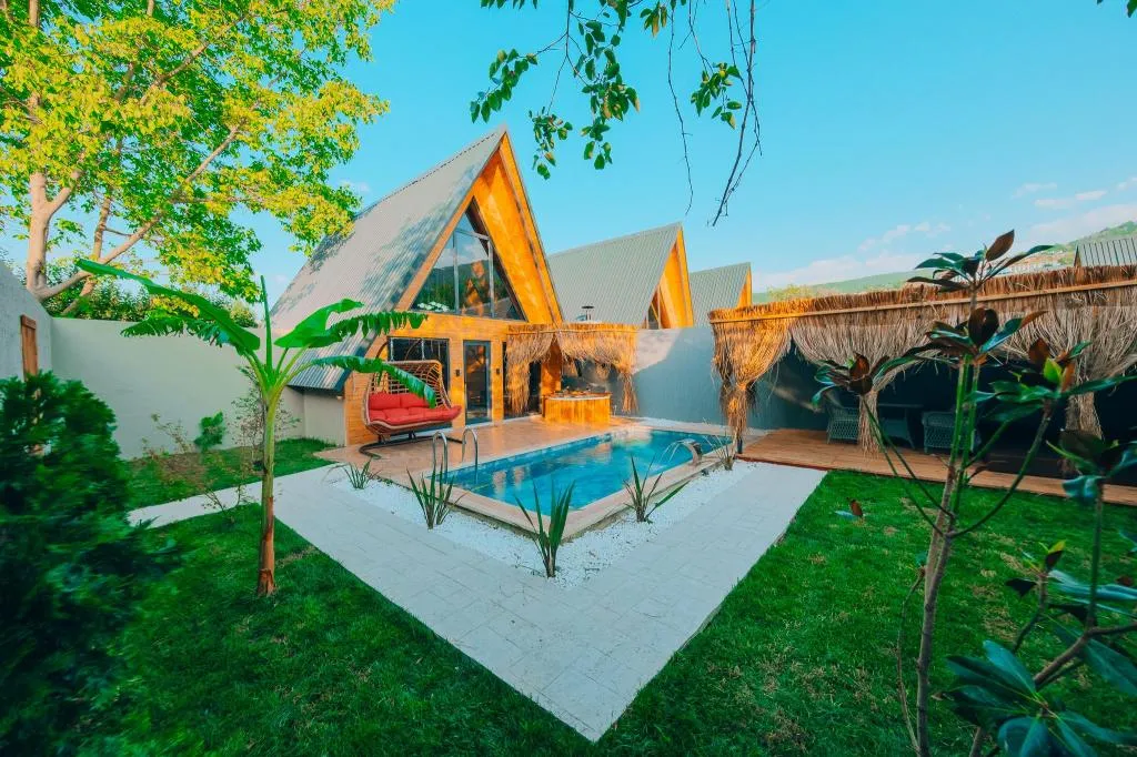 Bungalow 2+1 Oda,Bahçe Manzaralı,Isıtmalı Özel Havuzlu