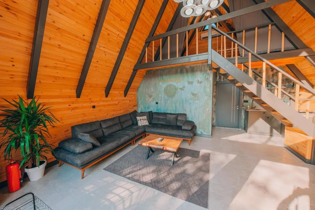 Bungalow 2+1 Oda,Bahçe Manzaralı,Isıtmalı Özel Havuzlu