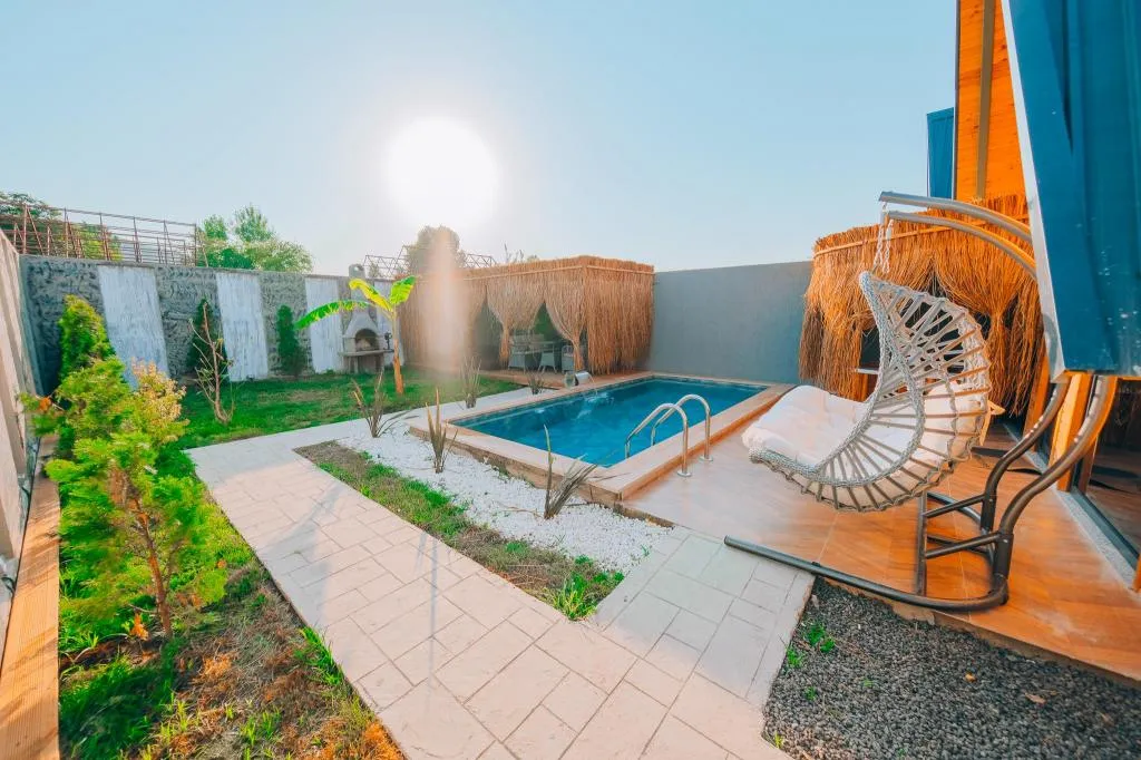 Bungalow 2+1 Oda,Bahçe Manzaralı,Isıtmalı Özel Havuzlu