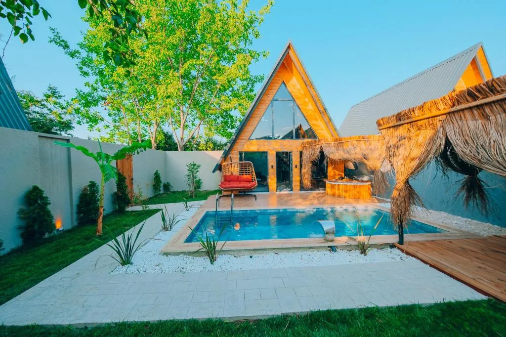 Bungalow 2+1 Oda,Bahçe Manzaralı,Isıtmalı Özel Havuzlu