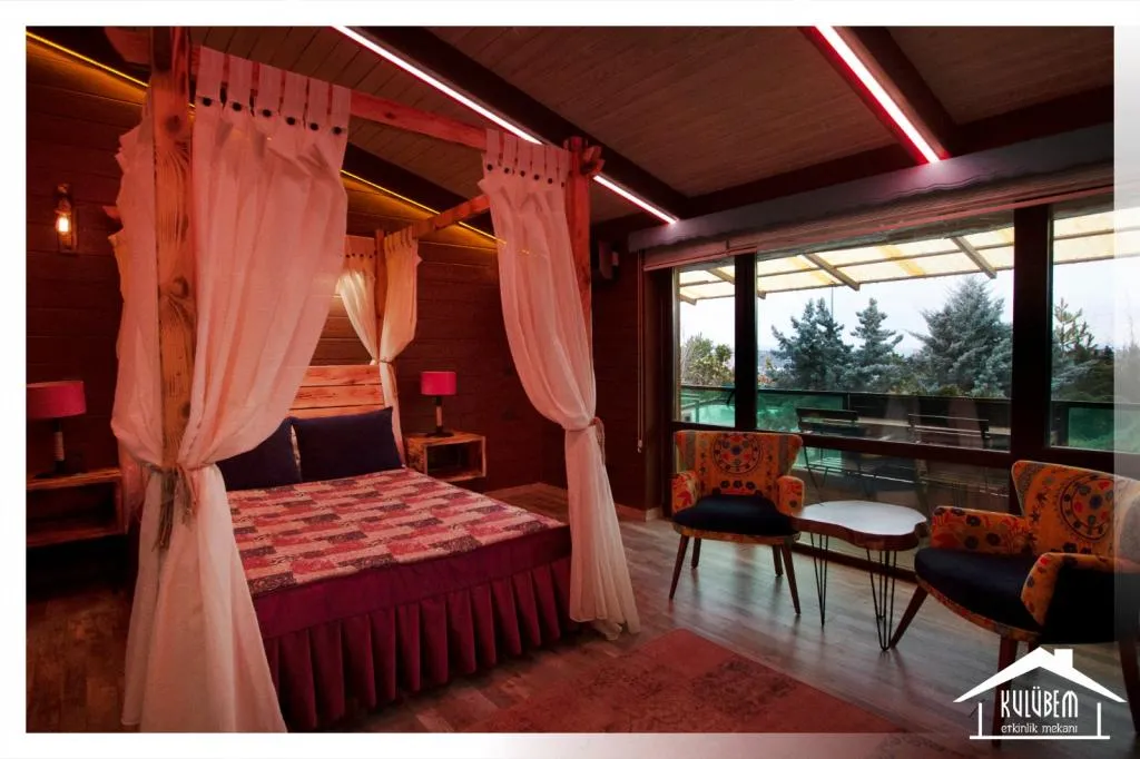 Deluxe Çift Kişilik Oda,Havuz Manzaralı,Balkonlu