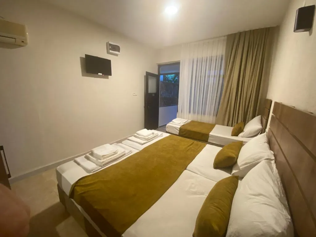 Standart 3 kişilik Bahçe Manzaralı Balkonlu Oda