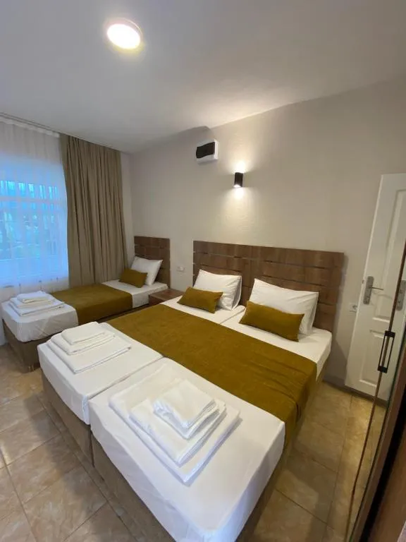 Standart 3 kişilik Bahçe Manzaralı Balkonlu Oda