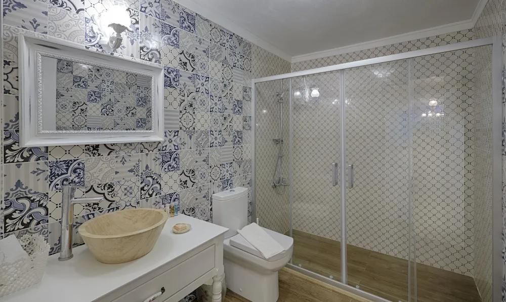 Queen Room with Spa Tub