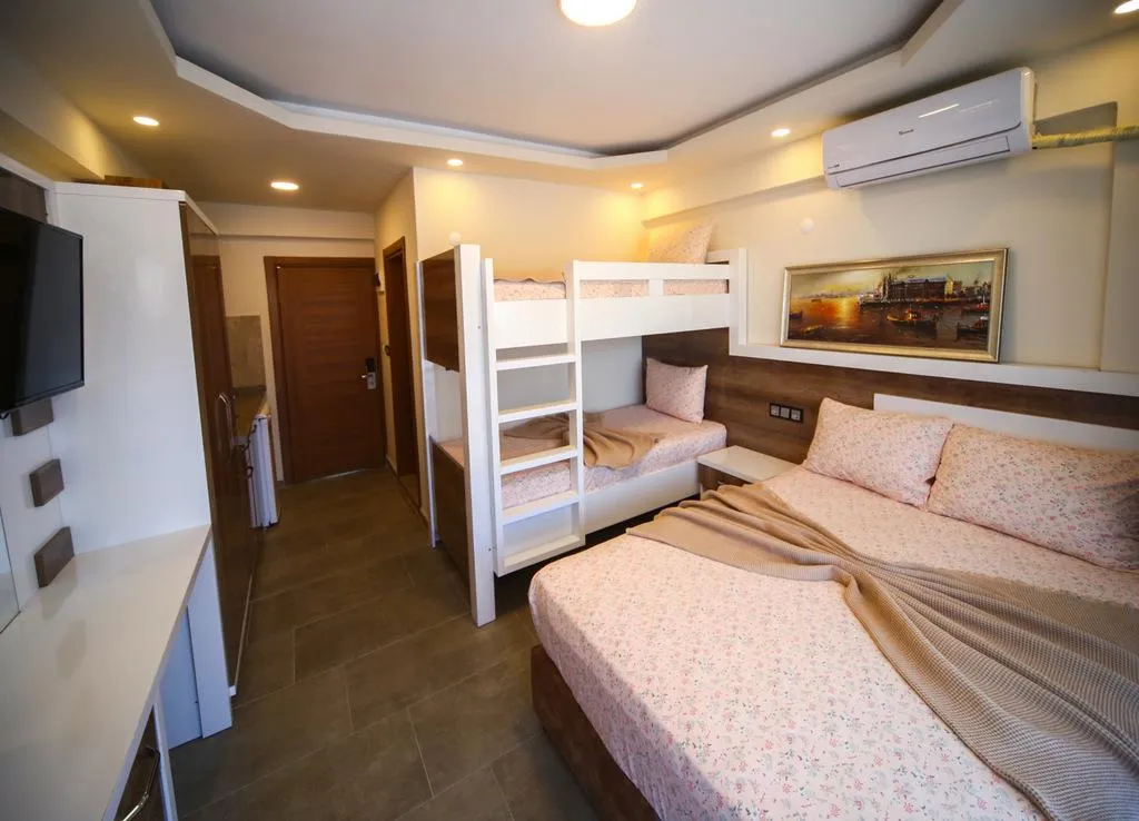 Superior Dört Kişilik Oda,Deniz ve Dağ Manzaralı,Balkonlu