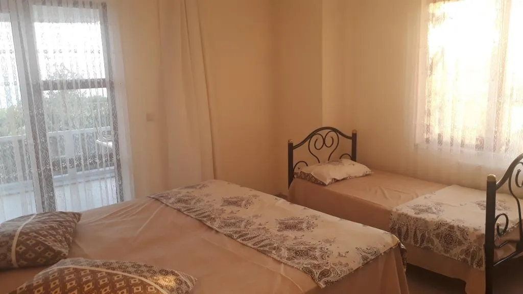 Daire-Zemin Kat,Bahçe Manzaralı,Balkonlu