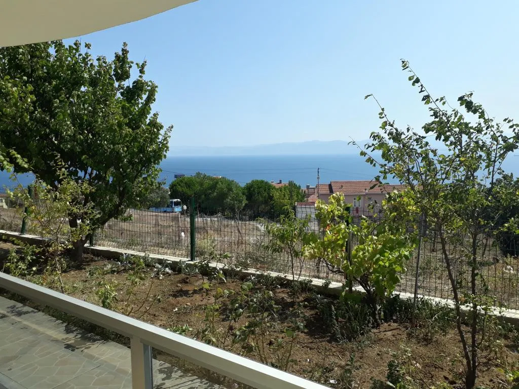 Daire-Zemin Kat,Bahçe Manzaralı,Balkonlu