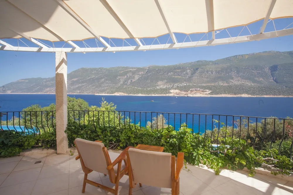 Waterfront Suites with Private Pool