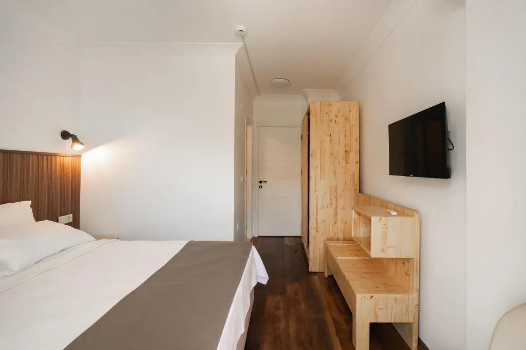 Bahçe Katı Standart - Ön Cephe,Bahçe Manzaralı,Balkonlu