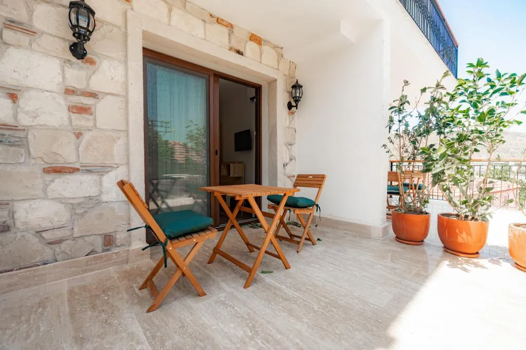 Bahçe Katı Standart - Ön Cephe,Bahçe Manzaralı,Balkonlu