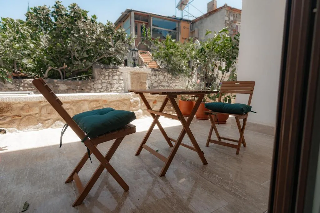 Bahçe Katı Standart - Ön Cephe,Bahçe Manzaralı,Balkonlu