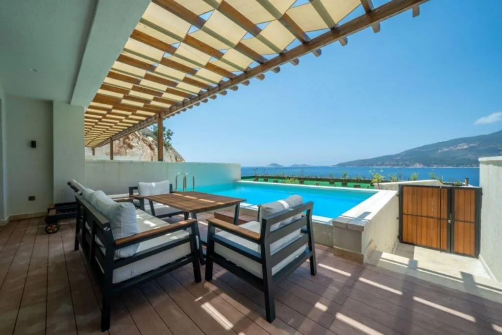 Junior Suite, Deniz Manzaralı ve Özel Havuzlu 3 Kişilik