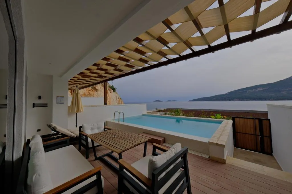 Junior Suite, Deniz Manzaralı ve Özel Havuzlu 3 Kişilik