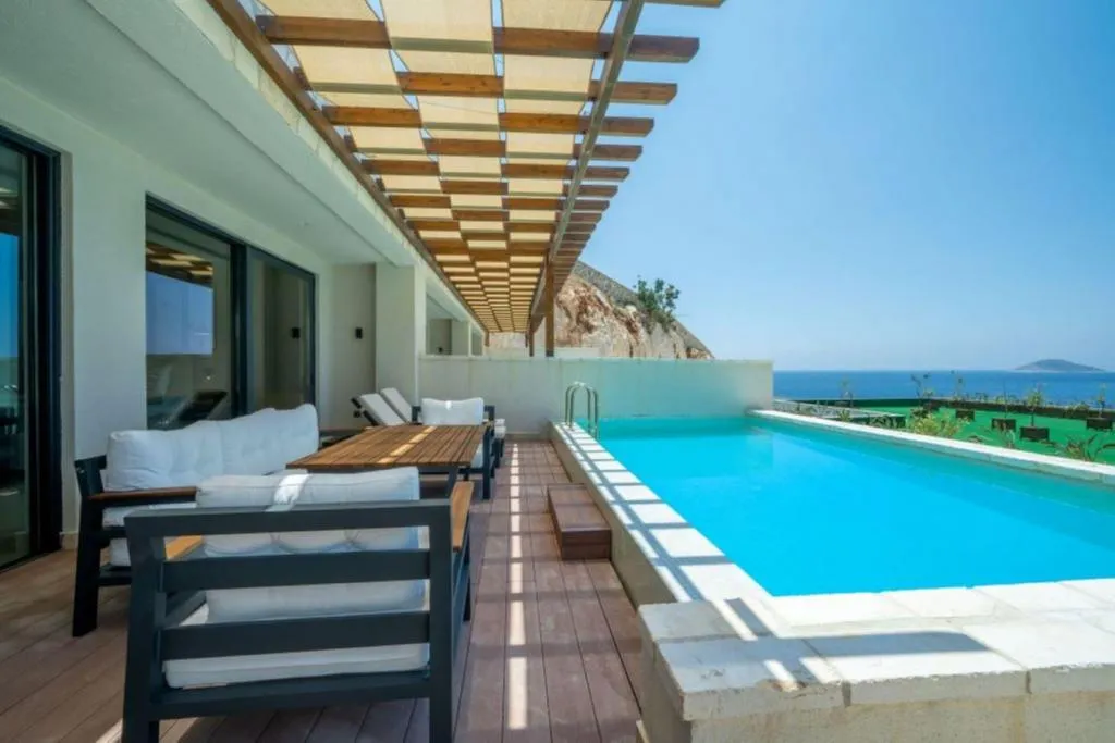 Junior Suite, Deniz Manzaralı ve Özel Havuzlu 4 Kişilik